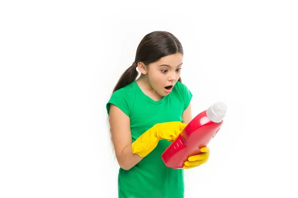 Artículos de limpieza. Chica en guantes de goma para la limpieza celebrar botella de plástico grande jabón químico fondo blanco líquido. Ayuda a limpiar. Utilice el producto profesional para la limpieza. Servicio de limpieza de productos útiles —  Fotos de Stock