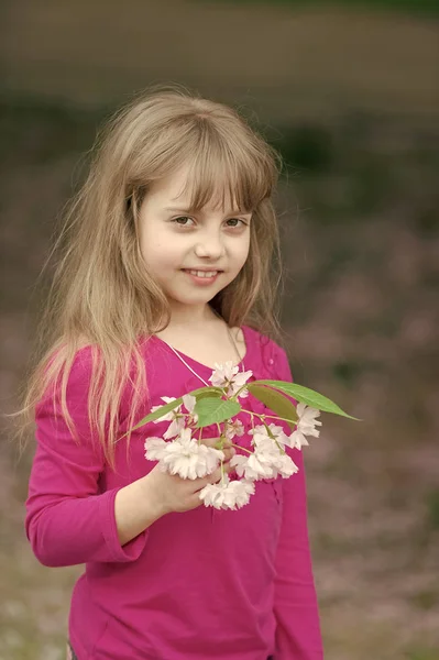 Menina bonita no jardim de cereja flor — Fotografia de Stock