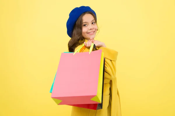 Regalos de cumpleaños y navidad. gran venta en el centro comercial. Día internacional de los niños. niña pequeña con bolsas de compras. Feliz compra en línea. Servicio de calidad. Ir de compras. Estilo francés —  Fotos de Stock