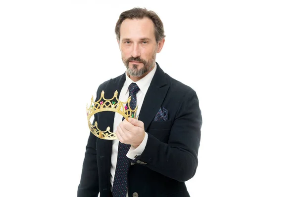 Makt och royalty. Att uppnå seger och framgång. Business-king. Mogen affärsman innehav krona. Senior mannen som representerar makt och triumf. Framgång i affärer. Kung av stil. Passar för en kung — Stockfoto