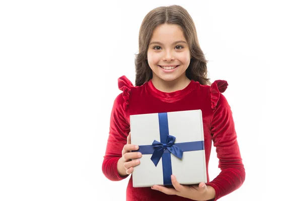 A menina de aniversário transporta presente com o arco de fita. Arte de fazer presentes. Lista de desejos de aniversário. O que está dentro. Feliz aniversário conceito. Garota garoto segurar caixa de presente de aniversário. Toda garota sonha com tal surpresa — Fotografia de Stock