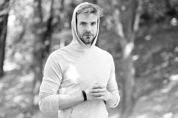 Joggen zijn manier voor een goede gezondheid. Sportman training met stappenteller gadget. Atleet met fitness tracker of stappenteller klaar voor training. Man atleet strikte gezicht met sport apparatuur natuur achtergrond — Stockfoto