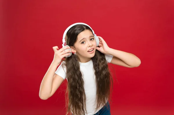 Some problems. Girl sad child listen music headphones. Get music account subscription. Enjoy music concept. Sound quality concept. Girl listen song headphones. Failed connection. Weird music style — Stock Photo, Image