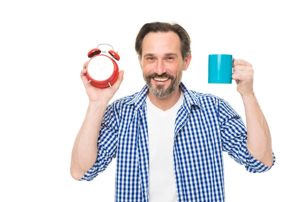 Hombre mantenga el despertador y taza de café. Hábitos matutinos. Toma el control del tiempo. Comprueba el tiempo. Consejos para ahorrar tiempo. Autodisciplina. Control y disciplina. Beba café todos los días a la misma hora. Momento agradable — Foto de Stock