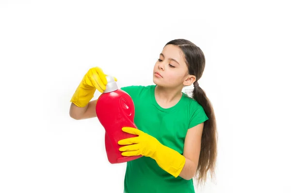 Chica en guantes de goma para la limpieza celebrar botella de plástico grande jabón químico fondo blanco líquido. Ayuda a limpiar. Utilice el producto profesional para la limpieza. Limpieza útil de productos. Artículos de limpieza — Foto de Stock