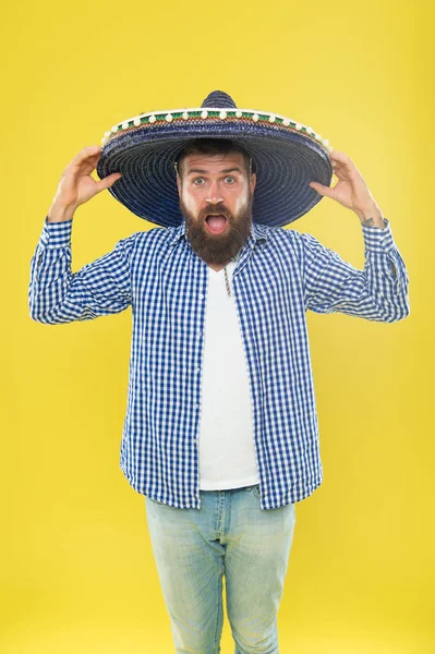 Cheio de emoções. Hipster em chapéu de aba larga. Acessório de moda tradicional para festa de fantasia mexicana. Homem mexicano a usar sombrero. Homem barbudo de chapéu mexicano. Ele está apaixonado pelo estilo mexicano. — Fotografia de Stock