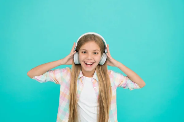 Ela é uma grande fã de música. Criança feliz gosta de música tocando em fones de ouvido. Criança escutando música. Adorável amante da música. A música deixa-a feliz — Fotografia de Stock