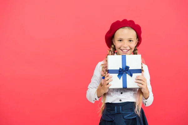 Muchísimas gracias. Lista de deseos de cumpleaños. Feliz cumpleaños. Niña sostiene caja de regalo de cumpleaños. Todas las chicas sueñan con tal sorpresa. Cumpleaños niña llevar regalo con lazo de cinta. Arte de hacer regalos — Foto de Stock