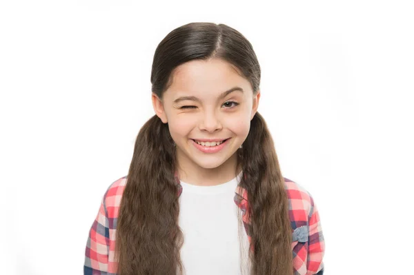 La niña crece el pelo largo. Hábitos saludables de cuidado del cabello. Niño feliz sonriente cara alegre con adorable peinado fondo blanco aislado. Fuerte concepto de cabello. Niña larga y saludable pelo brillante —  Fotos de Stock