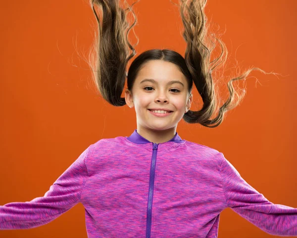 Concepto de cabello fuerte y saludable. Cómo tratar el cabello rizado. Consejos fáciles de hacer peinado para niños. Peinado cómodo para un estilo de vida activo. Encantadora belleza. Chica activa niño con el pelo largo y hermoso — Foto de Stock