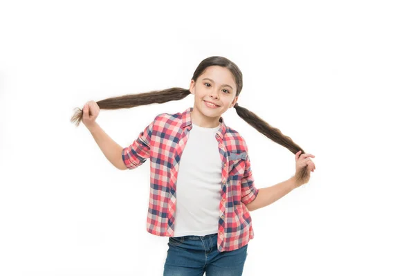 Hábitos saudáveis de cuidados com o cabelo. Criança feliz sorrir rosto alegre com penteado adorável fundo branco isolado. Conceito de cabelo forte. Miúdo menina longo cabelo brilhante saudável. Menina crescer cabelos longos — Fotografia de Stock