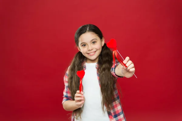 Apaixone-se. Amor e sentimentos românticos conceito. Atributo de coração vermelho de Valentim. Presente ou presente de coração. Saudação de coração sincero. Menina criança segurar coração símbolo amor. Celebre o dia dos namorados — Fotografia de Stock