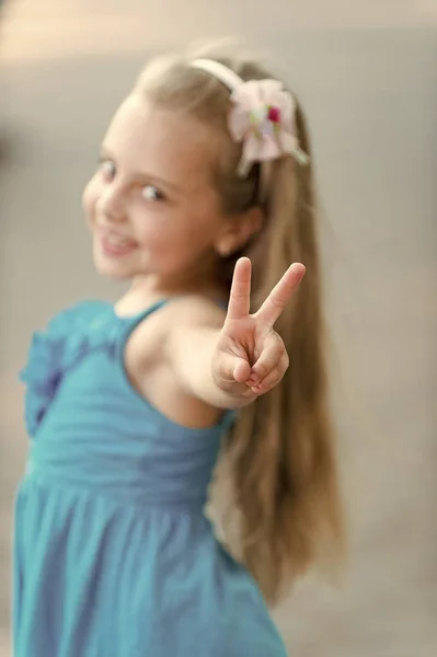 Criança feliz mostrar V sinal no parque de verão — Fotografia de Stock