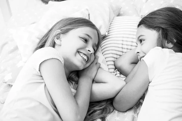 Mejores amigos para siempre. Chicas relajándose en la cama. Concepto de fiesta aburrida. Las chicas solo quieren divertirse. Invita a un amigo a dormir. Considere la fiesta de pijamas temática. Fiesta de madera atemporal tradición infantil — Foto de Stock