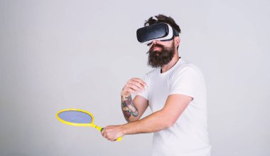 Adım, gri arka plan yenerek Vr bardaklarda sakallı adam. Vr gözlüklü play tenis raketi ile. Sanal spor kavram. Hipster meşgul yüzündeki kullanın modern teknoloji spor oyunları