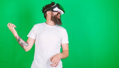 Vr gözlük, yeşil arka planda sakallı adam. Hipster gitarist hevesli yüzündeki modern teknoloji eğlence için kullanın. VR müzisyen kavramı. Vr gözlüklü müzik gitar çalmak öğrenmek