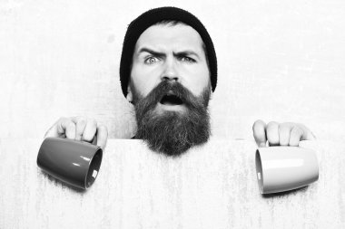 Kâğıt çarşaf ve fincanlarla vahşi beyaz hippi sakallı.