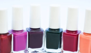 Nasıl renkler birleştirmek. Manikür salonu. Jel Lehçe modern teknoloji. Moda trendi. Tırnak cilası şişe. Güzellik ve bakım kavramı. Dayanıklılık ve kalite kaplama Lehçe. Tırnak cilası beyaz arka plan