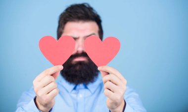 Adam sevildiğimi hissediyorum yapma. Adam sakallı hippi Kalp Sevgililer kartı ile. Aşkı kutlamak. Adam çekici sakal ve bıyık romantik ruh hali. Duygu aşk. Tanışma ve ilişkiler kavramı. Mutlu aşk