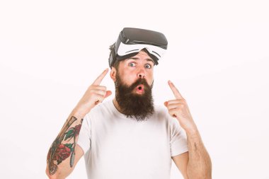Sakal ve bıyık tutar Vr gözlük, beyaz arka planı olan adam. VR teknolojisi kavramı. Adam Vr gözlük veya baş ile ekran monte. Yenilikçi gadget işaret parmağı ile işaret heyecanlı yüzünde