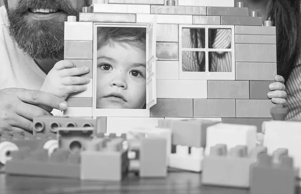 Pared de ladrillo de juguete con ventana y puerta y niño — Foto de Stock