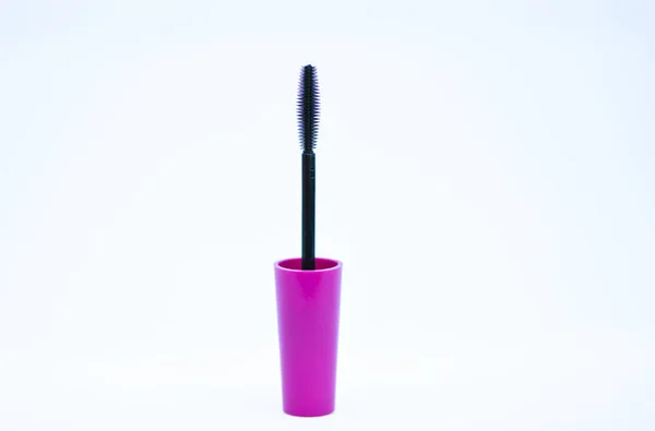 Schönheitskonzept. Pinsel zum Auftragen von Wimperntusche. Make-up Schönheitsprodukt. Wimperntusche verleiht natürlichen Wimpern Volumen und Länge. Mascara-Kunststoffbürste. schwarzer Mascara Pinsel weißer Hintergrund — Stockfoto