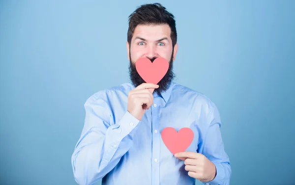 Homme barbu hipster avec carte de valentin coeur. Célébrez l'amour. Un type barbu et moustachu d'humeur romantique. Sentir de l'amour. Sortir ensemble et concept de relations. Heureux en amour. Embrasse-toi. Doux baiser — Photo