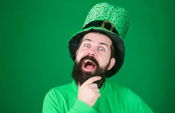 Πράσινο μέρος της γιορτής. Αγίου patricks ημέρα διακοπών. Ευτυχισμένος ημέρα του Πατρικίου. Παγκόσμια γιορτή. St patricks ημέρα διακοπές γνωστό για παρελάσεις τριφύλλια και όλα τα πράγματα ιρλανδικά. Ο άνθρωπος γένια hipster φορούν καπέλο — Φωτογραφία Αρχείου