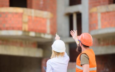 İnşaat sektöründe katılımcı ve inşaat istemciler arasındaki ilişkiler. İnşaat ekibi iletişim kavramı. İlerleme planı tartışmak. Kadın mühendis ve Oluşturucu inşaat alanında iletişim