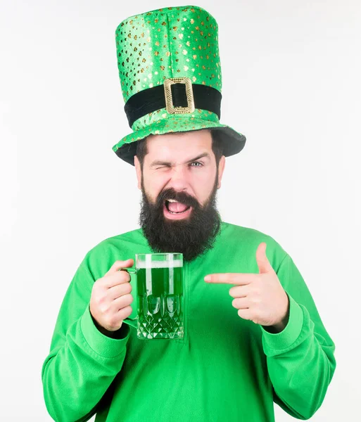 爱尔兰传统。男人残酷的胡须嬉皮士喝品脱啤酒。爱尔兰酒吧绿色啤酒杯。喝啤酒部分庆祝。酒吧季节性假日菜单。酒精消费不可分割的一部分圣父女日 — 图库照片