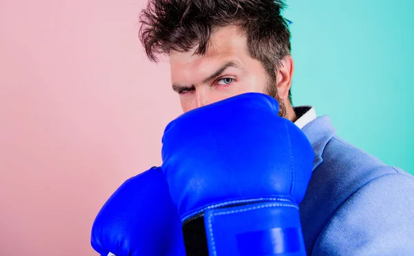 La performance stimule le succès. Homme fort en position de boxe. Un homme d'affaires porte des gants de boxe. L'homme actif s'entraîne à la boxe. Lutter pour le succès dans le sport ou les affaires. Le sport améliore ses compétences en affaires — Photo