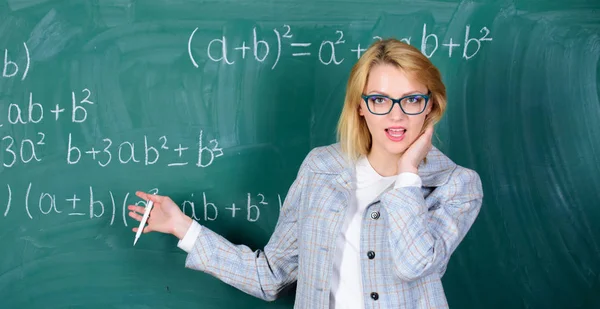 Mejorándome a través de la educación. Enseñanza en casa. Mujer feliz. De vuelta a la escuela. Día del maestro. profesor en la escuela lección en pizarra. mujer en el aula. Estudio y educación. Escuela moderna — Foto de Stock