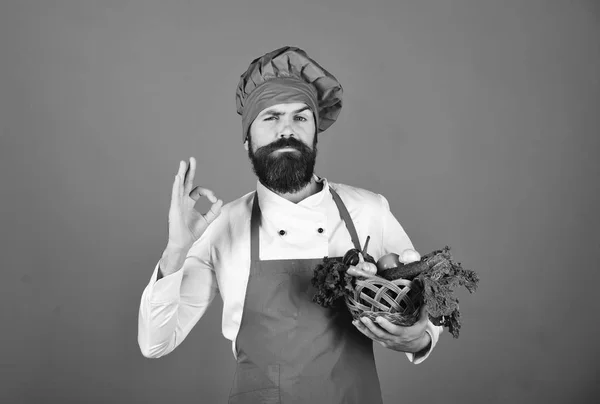 Chef tient laitue, tomate, poivre et champignons. — Photo
