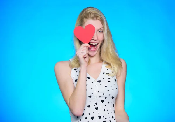 Dou Meu Coração Festa Dos Namorados Mulher Feliz Fundo Azul — Fotografia de Stock