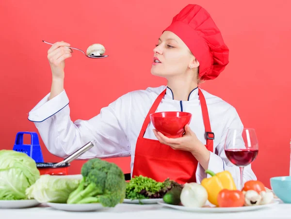 Bantning koncept. Äta hälsosamt. Friska ranson. Flickan bär hatt och förkläde prova svamp smak. Kvinna professionell kock håll sked med rå svamp. Hälsosamma vegetariska och veganska recept. Friska rå mat — Stockfoto