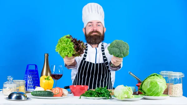 Kocken mannen i hatten. Hemlig smak recept. Bantning och ekologisk mat, vitamin. Vegetarisk. Gatumat. Mogen kock med skägg. Hälsosam mat matlagning. Skäggig man laga mat i köket, kulinariska — Stockfoto