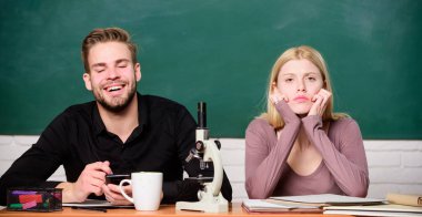 Üniversite okuyan öğrenciler. Genetik ve mühendislik. Zor Üniversitesi konu. Bilimsel deney. Adam ve kız mikroskop ile masada. Kolej veya üniversite okuyor. Biyoloji ders