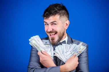 Zengin olmaktan mutluyum. Dolar banknotları olan zengin bir iş adamı. Bir tomar parası olan bir komisyoncu. Sakallı adamın elinde nakit para var. Kendi işiyle para kazanıyor. Girişim kredisi