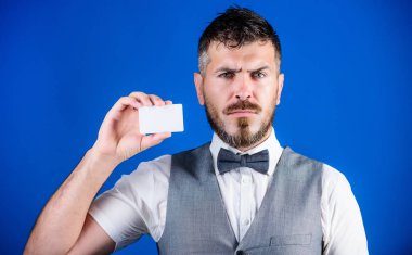 Küçük bir detay büyük bir fark yaratabilir. Kredi kartı ile hippi. İş kartı tutan sakallı adam. Banka kartı ile iş adamı. Kişi bilgilerinizi kopya alanı için boş oyun kağıdı