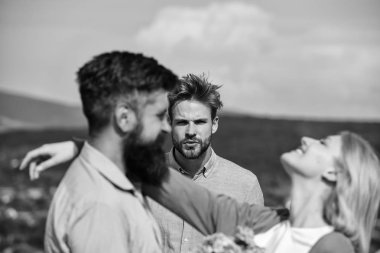 Açık toplantı aşık romantik ilişkiler flört. Kırık kalp kavramı. Çift romantik tarih aşıklar flört. Kaç adam izlerken kadın başka bir maço bunun yerine onu tercih kıskanç aşk mutlu kalma,