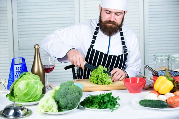 Grundläggande matlagningsprocesserna. Mannen mästerkock eller amatör matlagning. Vass kniv hugga vegetabilisk. Förbereda ingrediens för matlagning. Enligt receptet. Användbar för betydande mängd tillagningsmetoder — Stockfoto
