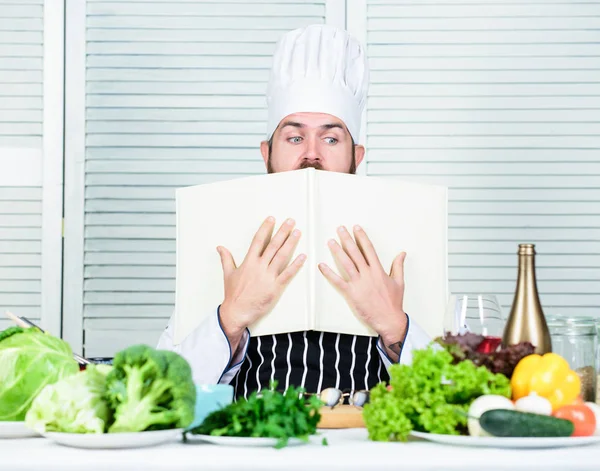 Feliz hombre barbudo. receta de chef. Alimentación ecológica. Cocinar alimentos saludables. Hipster maduro con barba. Ensalada vegetariana con verduras frescas. Cocina culinaria. Vitamina. Compras caseras — Foto de Stock