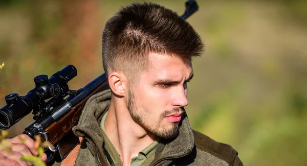 Forças do exército. Camuflagem. Moda militar uniforme. Caçador de homens barbudos. Habilidades de caça e equipamento de armas. Como transformar a caça em passatempo. Caçador de homens com espingarda. Acampamento. Mãos para cima . — Fotografia de Stock