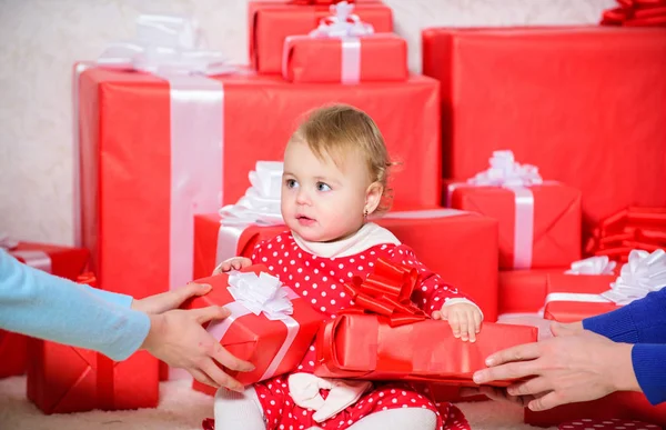 与家人分享宝宝第一个圣诞节的快乐。婴儿第一个圣诞节一生中的第一次活动。小女孩玩附近堆礼品盒。给孩子们的礼物第一个圣诞节。庆祝第一个圣诞节 — 图库照片