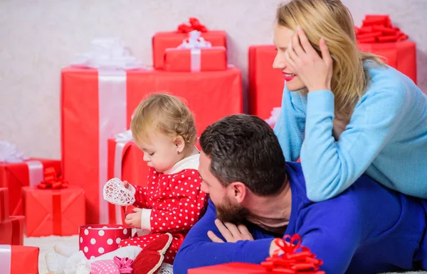 Valores familiares tradicionales. La familia celebra aniversario. Día de San Valentín. Una familia encantadora celebra el día de San Valentín. Padres felices. Pareja enamorada y bebé son familia feliz. Hecho para amarse. —  Fotos de Stock