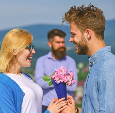 Açık toplantı aşık romantik ilişkiler flört. Kıskanç koca bekledikten arka plan üzerinde izlerken sırasında dating aşık çift. Karşılıksız aşk kavramı. Çift romantik tarih sevgilisi mevcut buket çiçekler