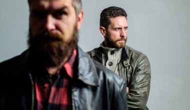 Erkek saç bakım ipuçları. Berber dükkanı konsepti. Sakallı ve bıyıklı yakışıklı adamlar. Berber ve sakal bakımı. Sakallı, erkeksi erkekler. Erkeklik ve vahşi görünüş