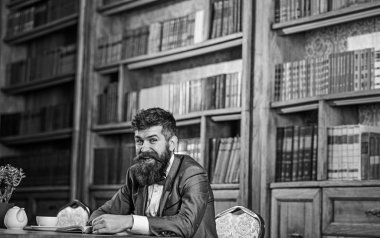 Gülmek ve olumlu duygular kavramı. Gülmek, komik kitap, mutlu bir adam, SMIL