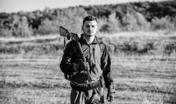 Um tipo a caçar ambiente natural. Atividade hobby masculino. Temporada de caça. A experiência e a prática proporcionam a caça ao sucesso. Homem caçador barbudo com fundo natureza rifle. Como transformar a caça em passatempo — Fotografia de Stock