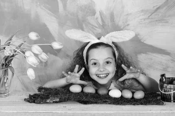 Glad påsk flicka i kanin öron med färgglada ägg, blommor — Stockfoto